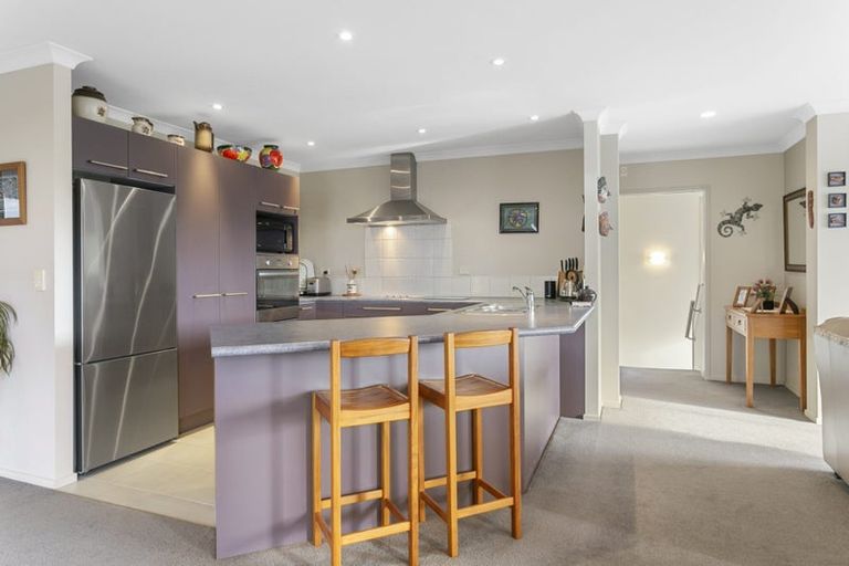 Photo of property in 2 Foothills Lane, Glen Eden, Auckland, 0602