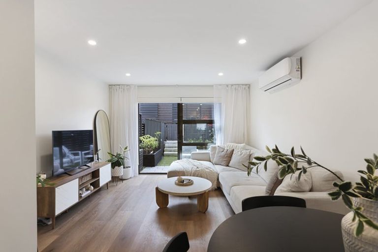 Photo of property in 22 Hoopers Road, Glen Eden, Auckland, 0602