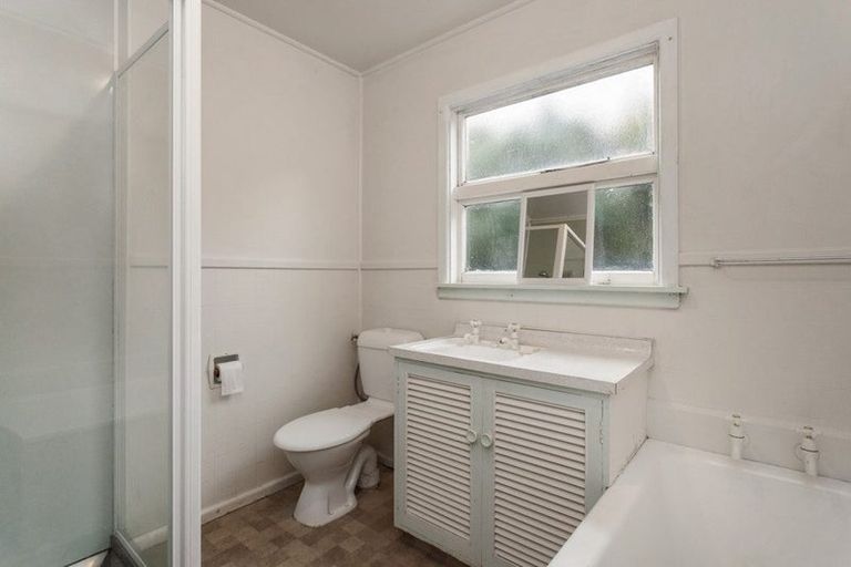 Photo of property in 18 Sandwich Road, Beckenham, Christchurch, 8023