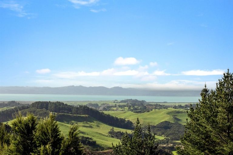 Photo of property in 124 Te Kanae Road, South Head, Helensville, 0874