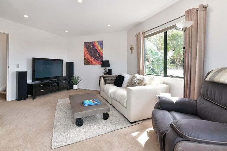 Photo of property in 18 Montcalm Close, Orewa, 0931