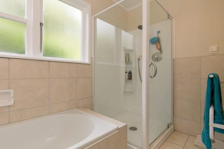 Photo of property in 2a West Road, Northland, Wellington, 6012