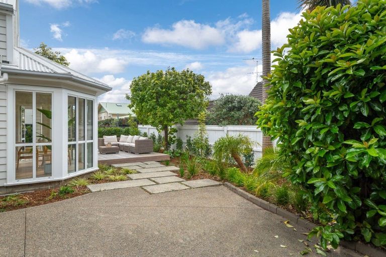Photo of property in 1 William Bond Street, Stanley Point, Auckland, 0624