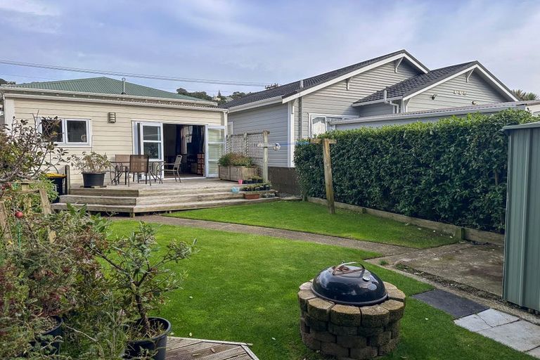Photo of property in 121 Onepu Road, Lyall Bay, Wellington, 6022