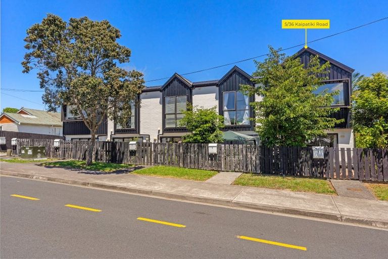 Photo of property in 5/36 Kaipatiki Road, Glenfield, Auckland, 0629