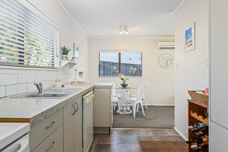 Photo of property in 3/39 Fairmount Road, Titirangi, Auckland, 0604