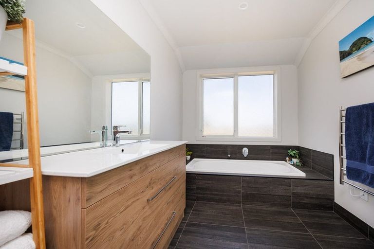 Photo of property in 985 Parewanui Road, Parewanui, Bulls, 4894