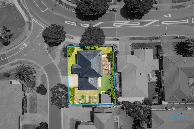 Photo of property in 2 Tollana Road, Te Atatu Peninsula, Auckland, 0610