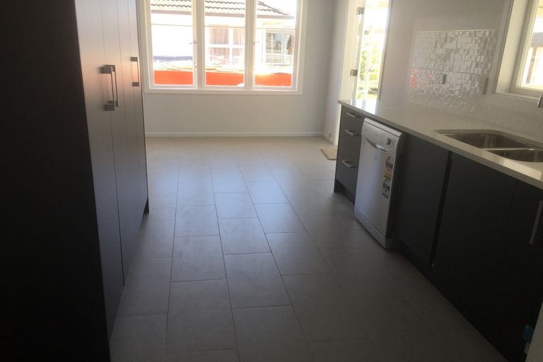 Photo of property in 28 Edwards Avenue, Henderson, Auckland, 0610