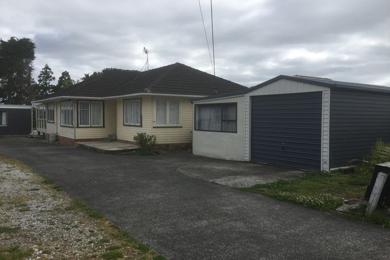 Photo of property in 28 Edwards Avenue, Henderson, Auckland, 0610