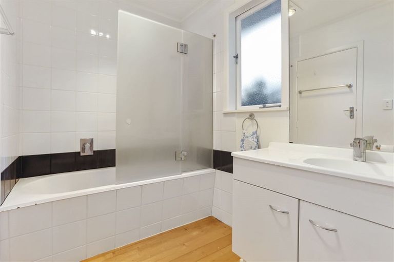 Photo of property in 2 Hughes Terrace, Te Atatu Peninsula, Auckland, 0610