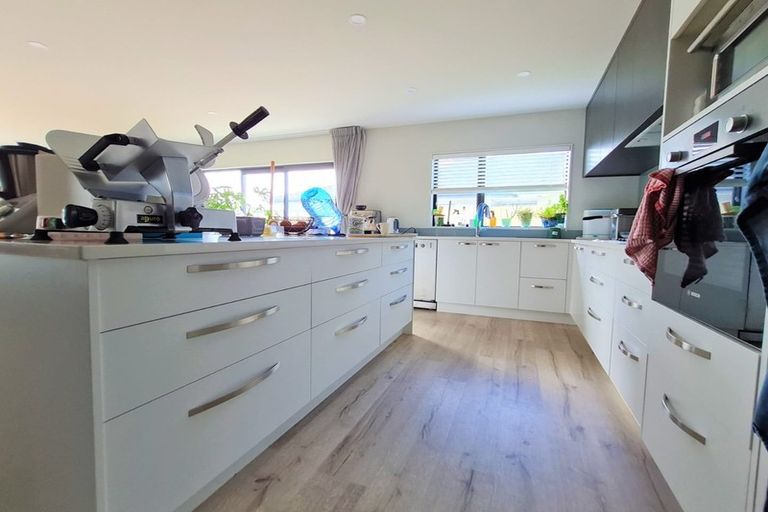 Photo of property in 115 Karepiro Drive, Stanmore Bay, Whangaparaoa, 0932