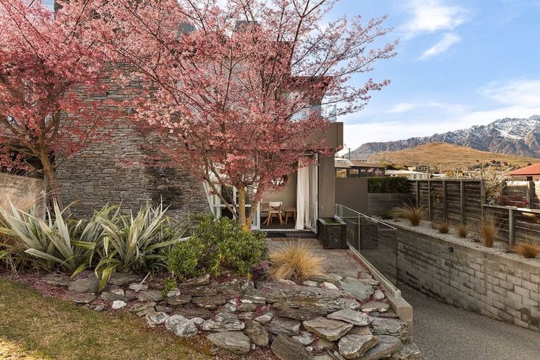 Photo of property in Rahiri Apartments, 1/23 Adelaide Street, Queenstown, 9300