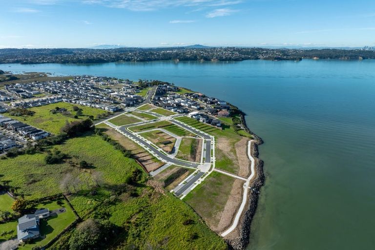 Photo of property in 25 Harbourside Parade, Hobsonville, 0616