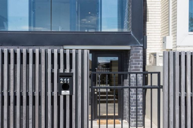 Photo of property in 211 Marine Parade, Seatoun, Wellington, 6022