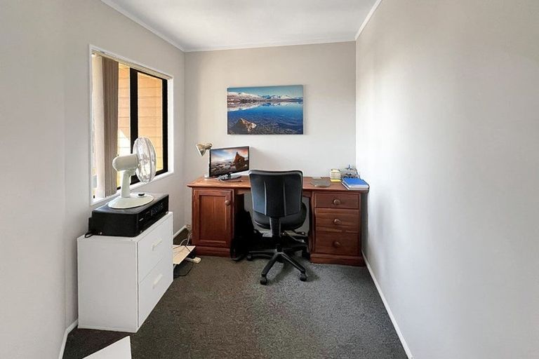 Photo of property in 8 Longview Rise, Massey, Auckland, 0614