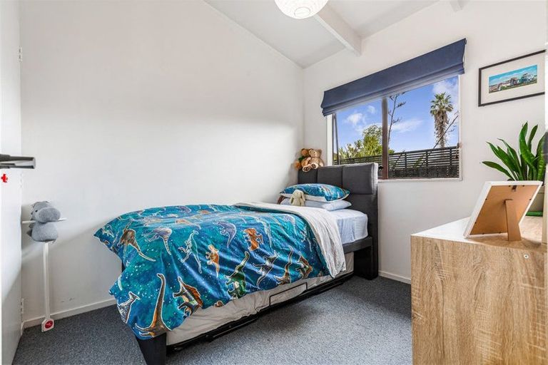 Photo of property in 2/9 London Street, Te Atatu Peninsula, Auckland, 0610