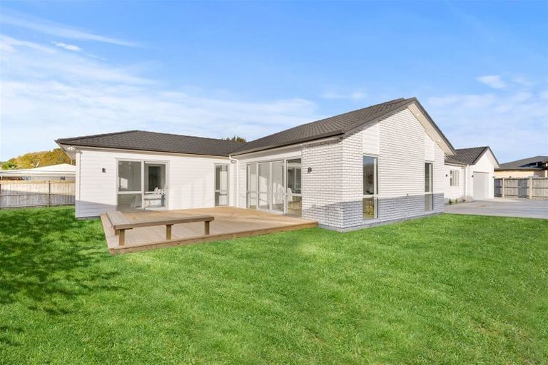 Photo of property in 16 Kilmacrennan Drive, Rosehill, Papakura, 2113