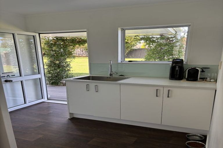 Photo of property in 8 Matipo Road, Te Atatu Peninsula, Auckland, 0610