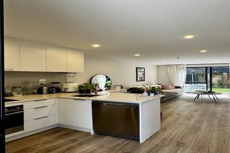 Photo of property in 4/37 Camelot Place, Glenfield, Auckland, 0629