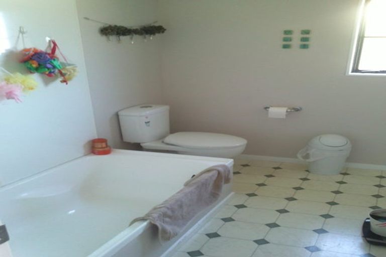 Photo of property in 77a Woodhouse Avenue, Karori, Wellington, 6012