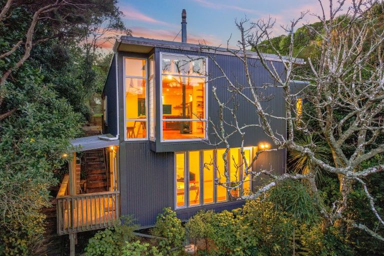 Photo of property in 100 Motuhara Road, Plimmerton, Porirua, 5026