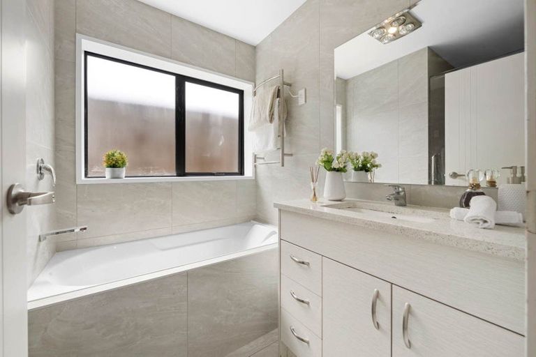 Photo of property in 29b Edgewater Drive, Pakuranga, Auckland, 2010