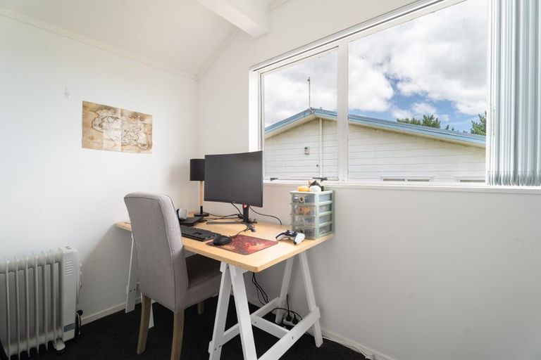 Photo of property in 12a Kingsbridge Place, Newlands, Wellington, 6037