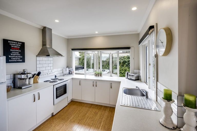 Photo of property in 27 Thompson Road, Bluff Hill, Napier, 4110
