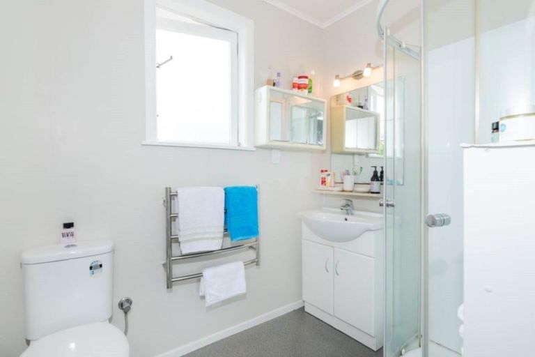 Photo of property in 5b Sheehan Road, Te Atatu South, Auckland, 0610