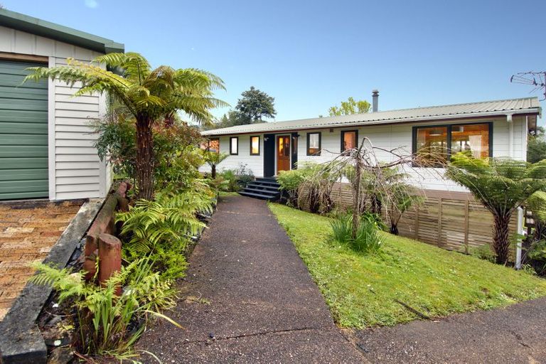 Photo of property in 32 Longfellow Parade, Glen Eden, Auckland, 0604