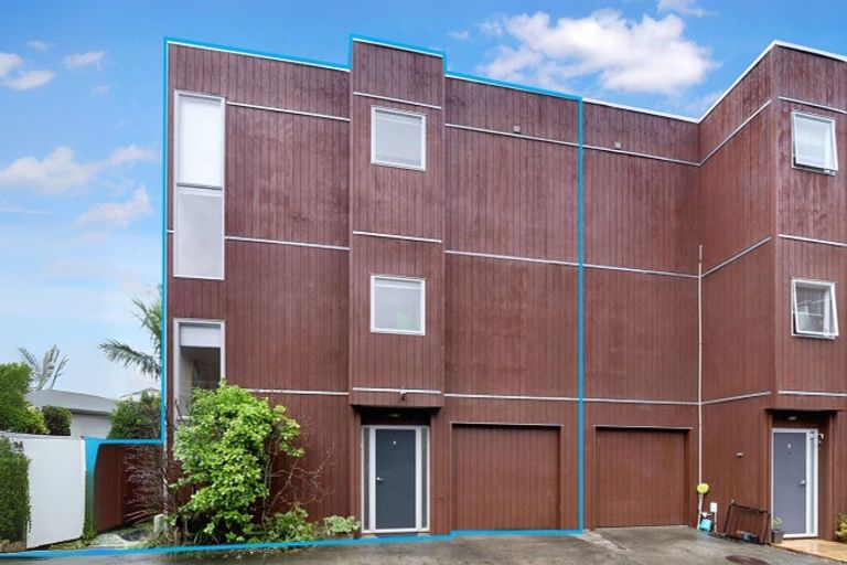 Photo of property in 76n Edmonton Road, Henderson, Auckland, 0612