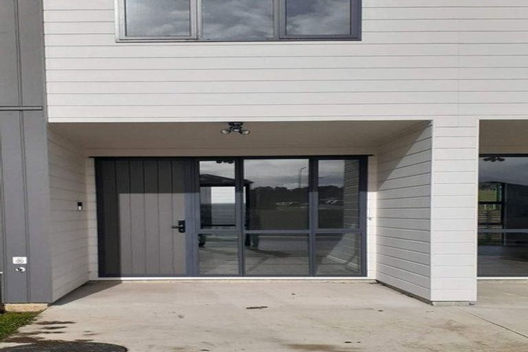 Photo of property in 16 Karoro Road, One Tree Point, 0118
