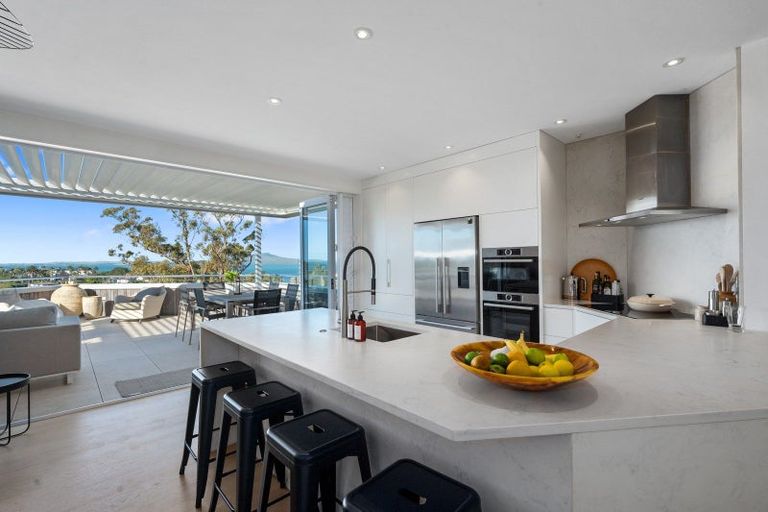 Photo of property in 39 Eastcliffe Road, Castor Bay, Auckland, 0620