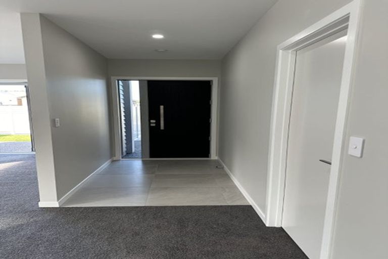 Photo of property in 6 Cassin Place, Taradale, 4112