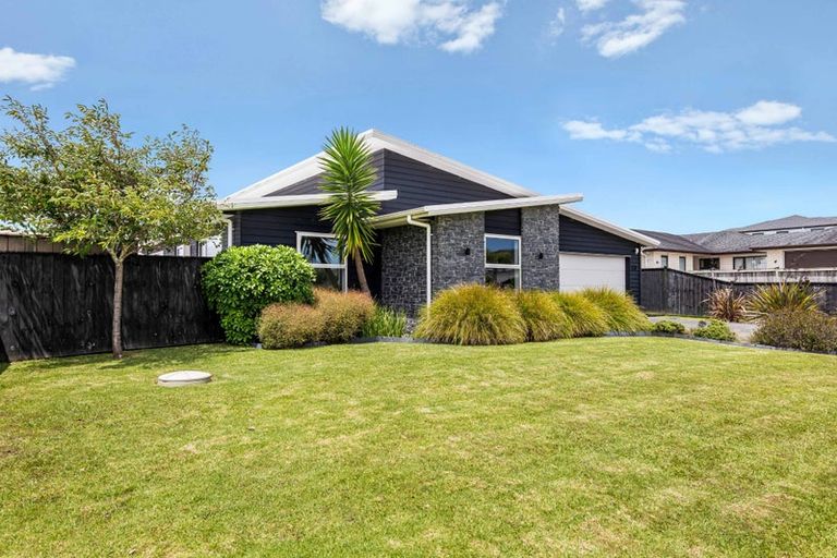 Photo of property in 11 Fred White Drive, Kumeu, 0810