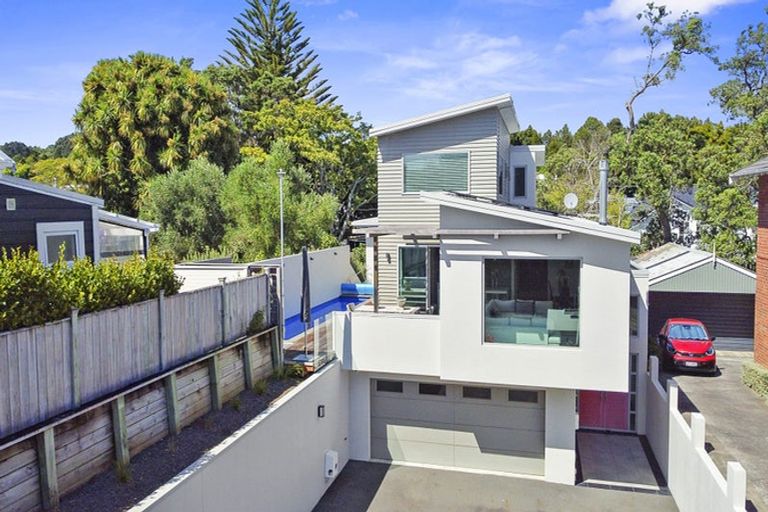 Photo of property in 10 Pendarves Street, New Plymouth, 4310