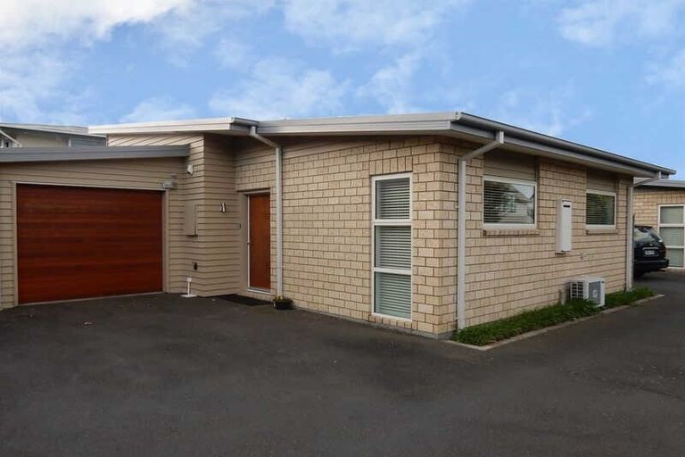 Photo of property in 2/43 Main Road, Redcliffs, Christchurch, 8081