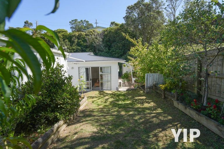 Photo of property in 38f2 Salford Street, Newlands, Wellington, 6037