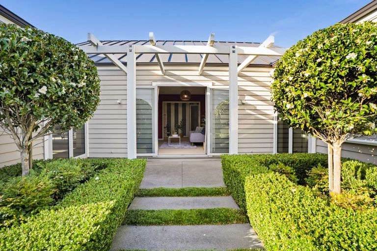 Photo of property in 1 Gleneagles Way, Waiwhakaiho, New Plymouth, 4312