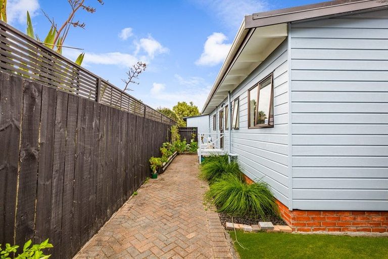 Photo of property in 2/9 London Street, Te Atatu Peninsula, Auckland, 0610