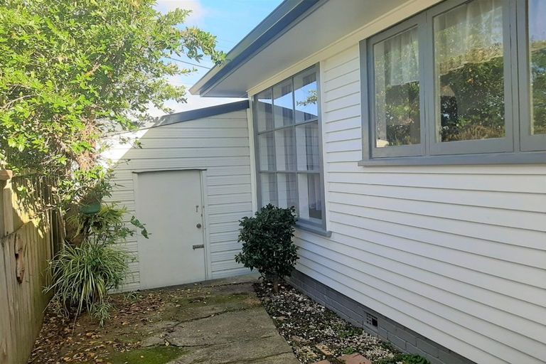 Photo of property in 2/35 Neal Avenue, Glenfield, Auckland, 0629