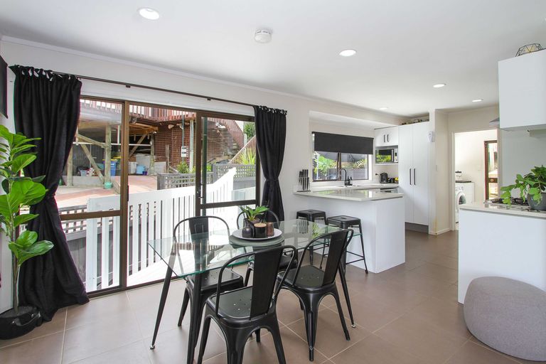 Photo of property in 1/27 Sovereign Place, Glenfield, Auckland, 0629