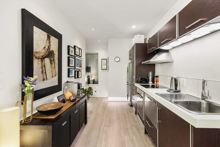 Photo of property in Las Olas De Cuba, 1/35 Torrens Terrace, Mount Cook, Wellington, 6011