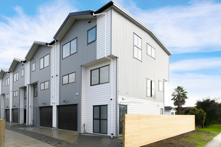Photo of property in 1/7 Ranui Station Road, Ranui, Auckland, 0612
