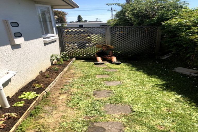 Photo of property in 15 Karamu Street, Te Atatu Peninsula, Auckland, 0610