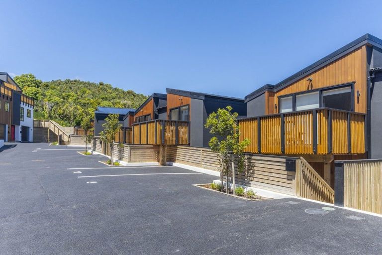 Photo of property in 6 Stockden Place, Karori, Wellington, 6012