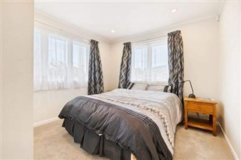 Photo of property in 3 Rewarewa Road, Te Atatu Peninsula, Auckland, 0610