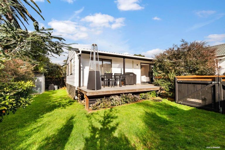 Photo of property in 7b Edgewater Parade, Waiuku, 2123