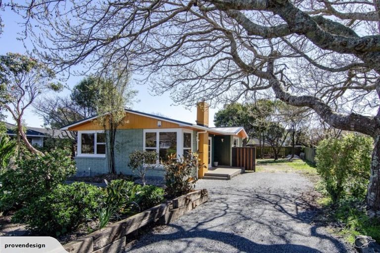 Photo of property in 16 Walton Avenue, Waikanae, 5036